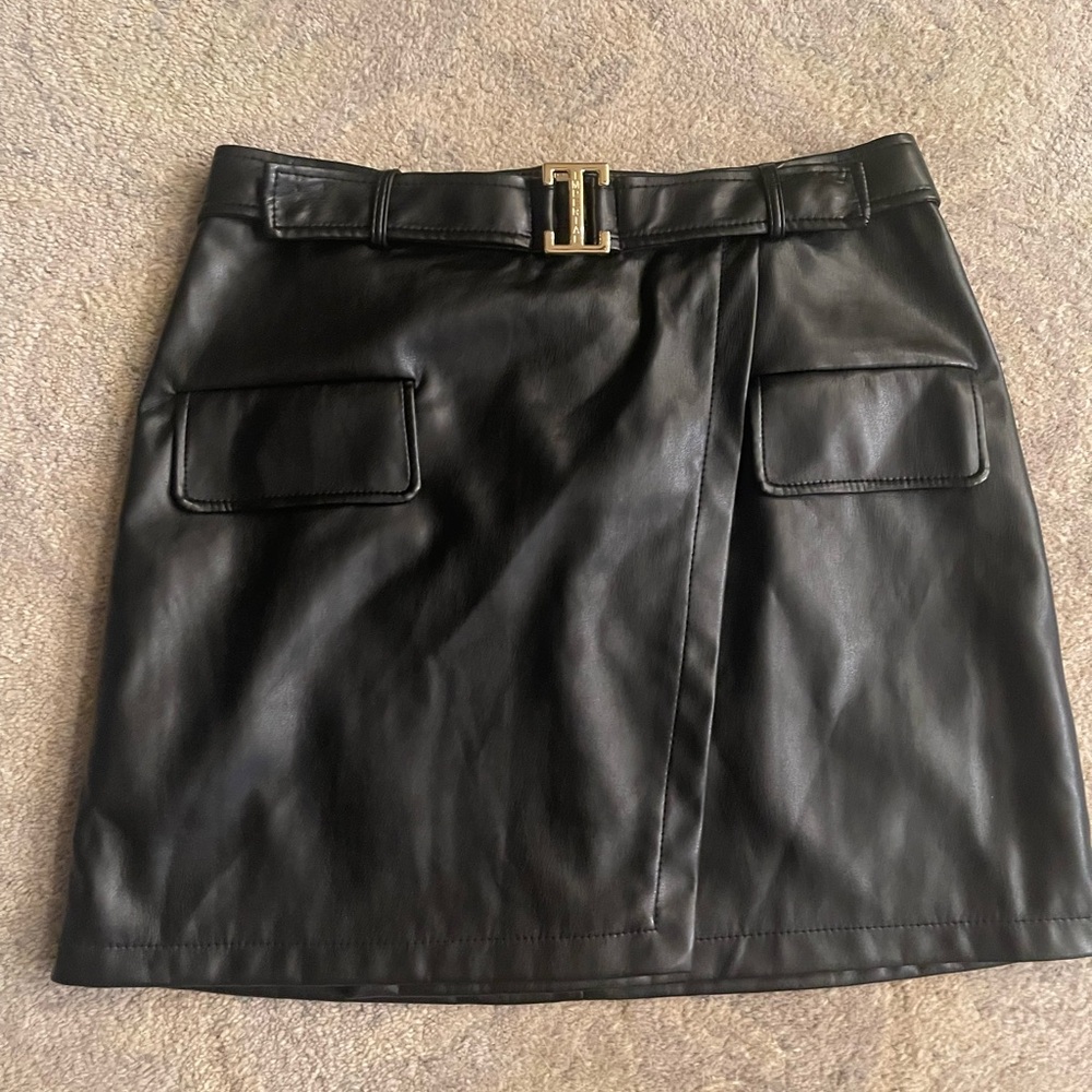 Black mini skirt fake leather. New no tag. Medium. With gold zipper and belt - Picture 1 of 5